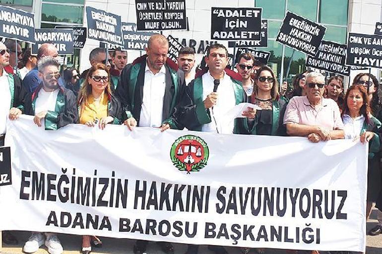 Adana Barosu avukatlarından adliye önünde ücret tarifesi eylemi