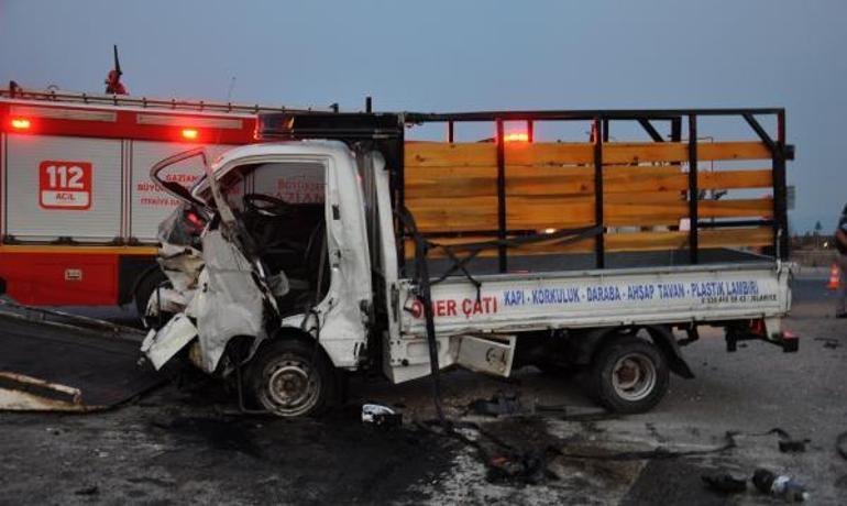 Gaziantepte 3 kişinin yaralandığı kaza kamerada