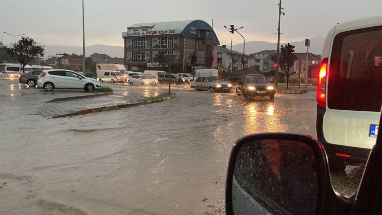 Bursa kent merkezinde sağanak; dağ ilçelerinde dolu etkili oldu