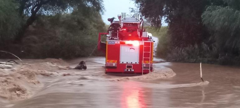 Ezine’de çay sularına kapılan otomobildeki 2 kişi son anda kurtarıldı