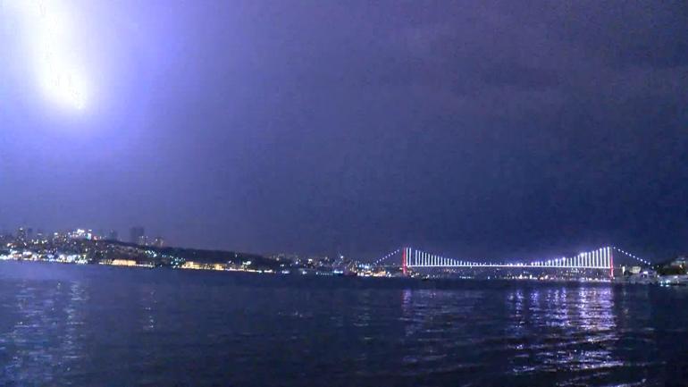 İstanbulda şimşekler gökyüzünü aydınlattı