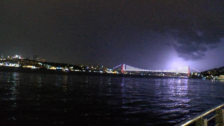 İstanbulda şimşekler gökyüzünü aydınlattı