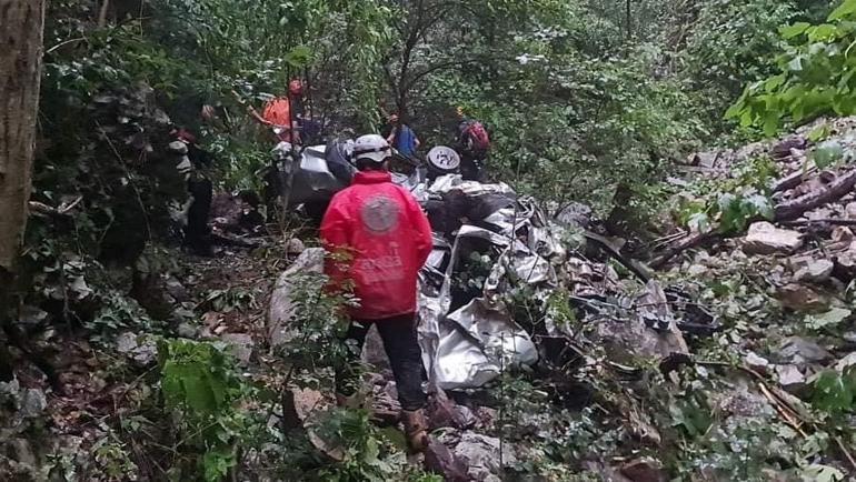 3 işçinin öldüğü kazada, uçuruma düşen kamyonetten son anda atlayıp kurtuldu