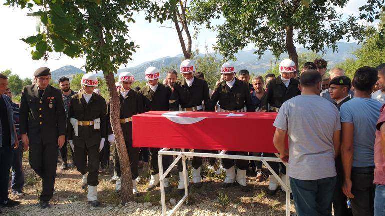 Balık tutarken suya düşüp boğulan uzman onbaşının cenazesi toprağa verildi