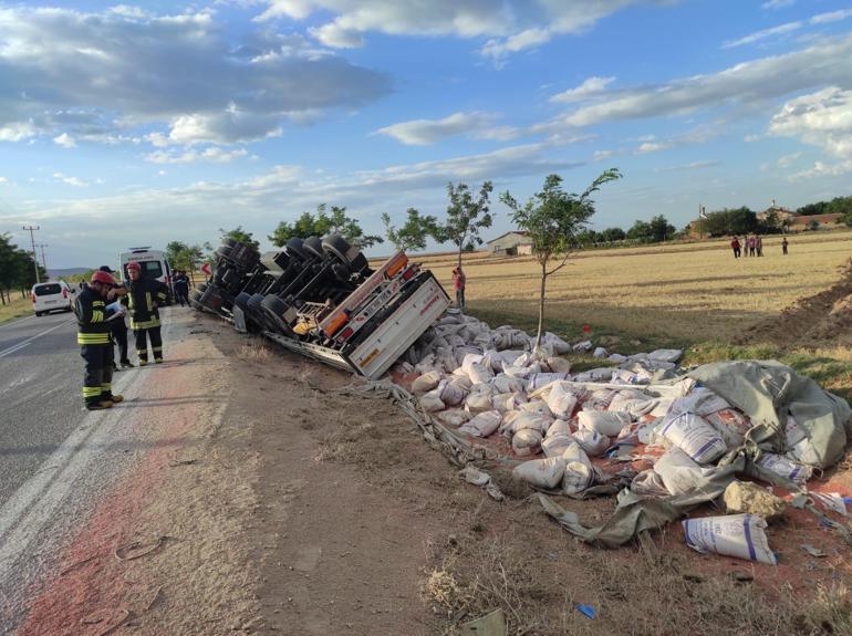 Virajı alamayan TIR devrildi, sürücü öldü