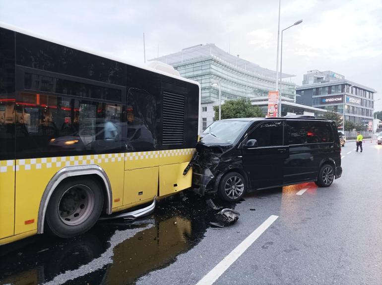 Beyoğlunda sürücüsünün direksiyon hakimiyetini kaybettiği minibüs park halindeki otobüse çarptı