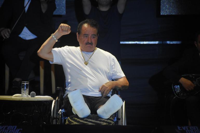 Trafik kazasında yaralanan İbrahim Tatlıses, tekerlekli sandalyeyle konser verdi