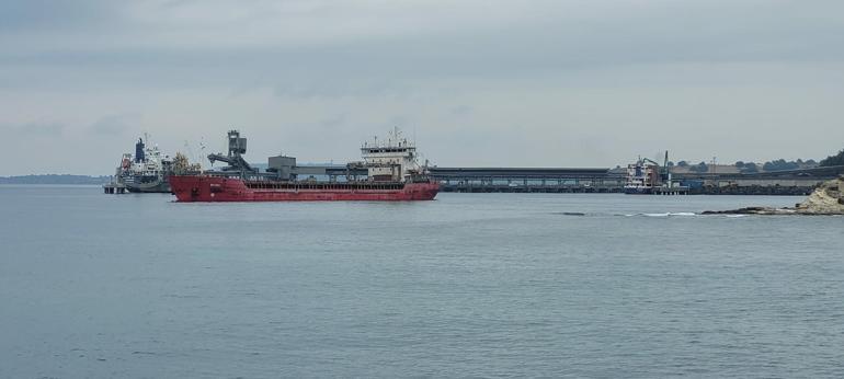 Çanakkalede kargo gemisi karaya oturdu