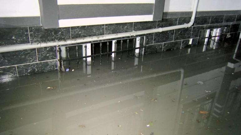 Esenyurtta aniden bastıran yağmur su baskınlarına neden oldu