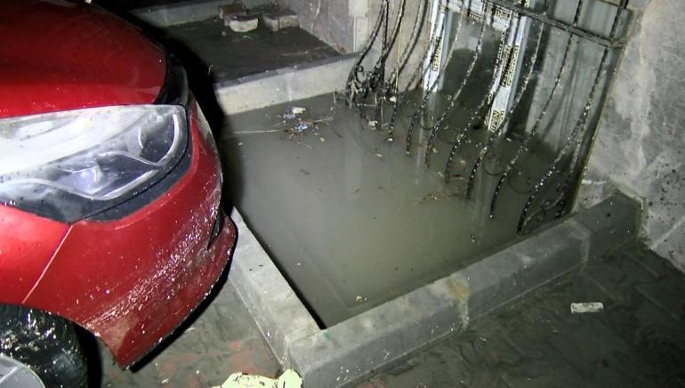 Esenyurtta aniden bastıran yağmur su baskınlarına neden oldu