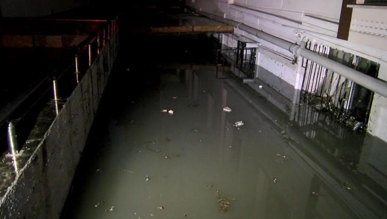 Esenyurtta aniden bastıran yağmur su baskınlarına neden oldu