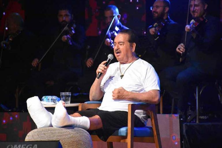 Tatlıses, iki ayak tarak kemiğinde kırık ile Çeşme’de sahne aldı