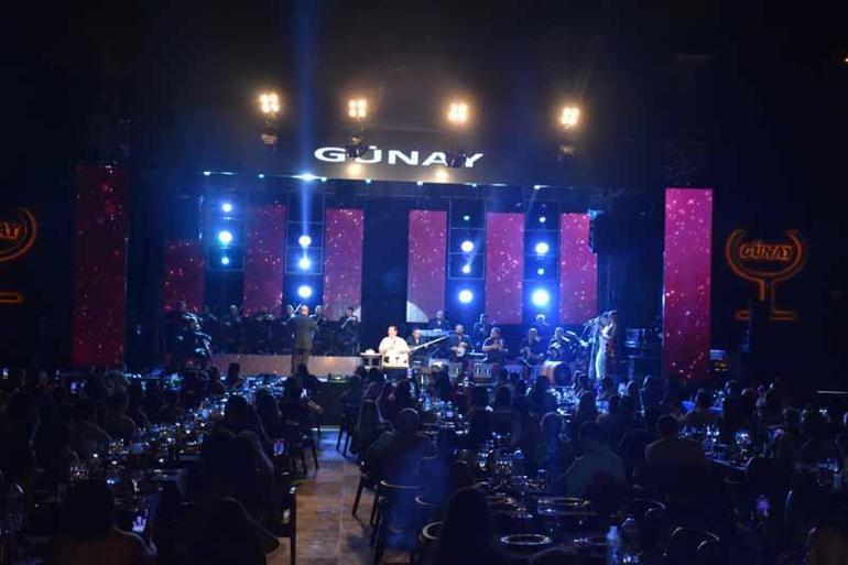 Tatlıses, iki ayak tarak kemiğinde kırık ile Çeşme’de sahne aldı