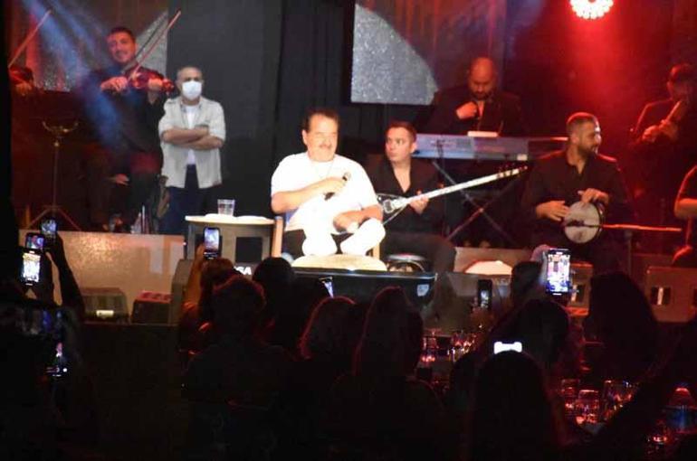 Tatlıses, iki ayak tarak kemiğinde kırık ile Çeşme’de sahne aldı