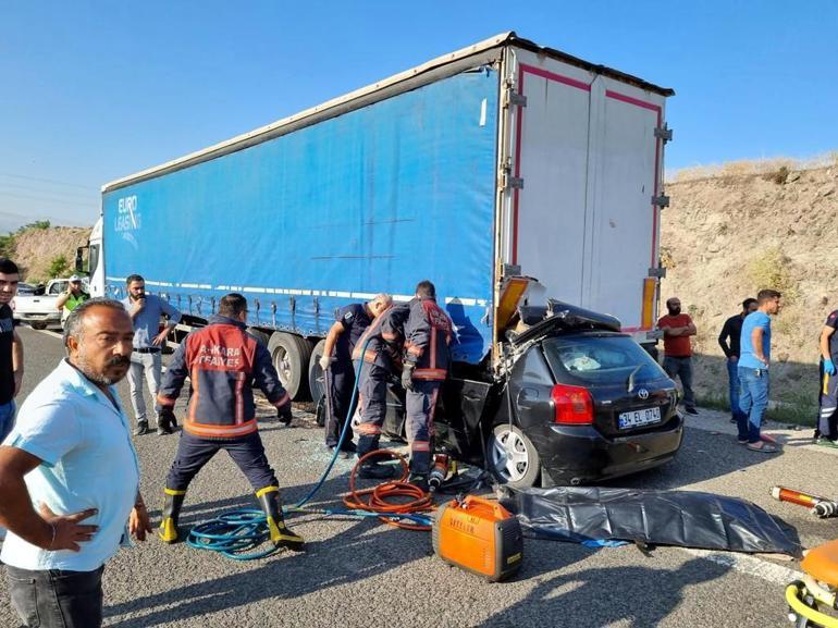 Otomobil, emniyet şeridindeki TIRa çarptı: 4 ölü, 1 yaralı