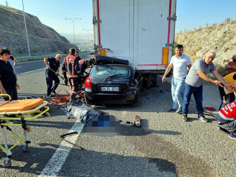 Otomobil, emniyet şeridindeki TIRa çarptı: 4 ölü, 1 yaralı