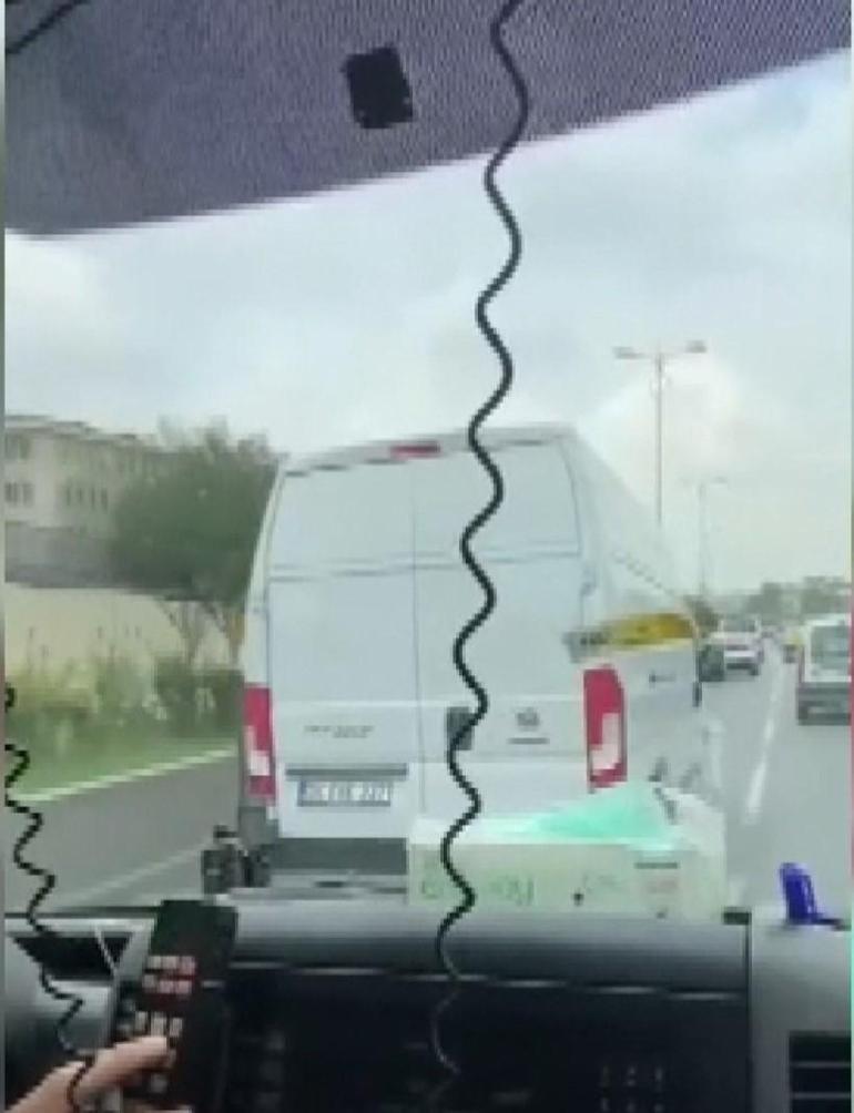 Bayrampaşada ambulansa yol vermeyen minibüs şoförü kamerada