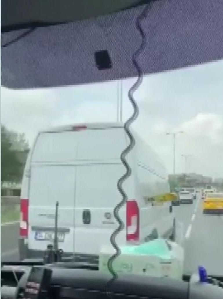 Bayrampaşada ambulansa yol vermeyen minibüs şoförü kamerada