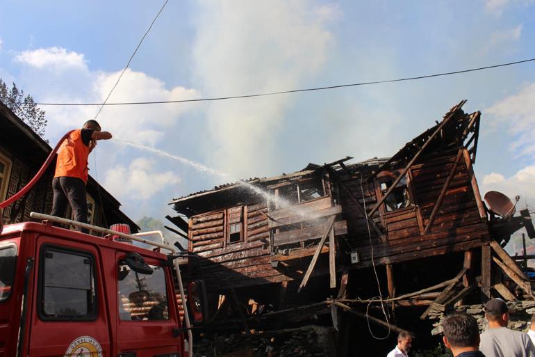Kastamonuda köyde çıkan yangında 10 ev kül oldu