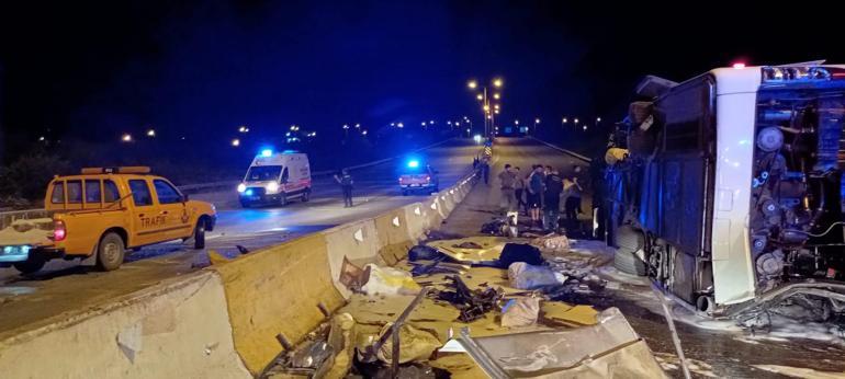 Gişelere çarpan yolcu otobüsü devrildi: 3ü ağır 40 yaralı