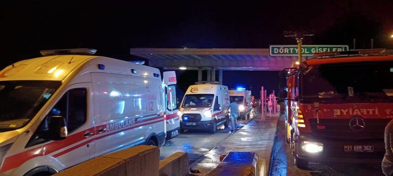 Gişelere çarpan yolcu otobüsü devrildi: 3ü ağır 40 yaralı