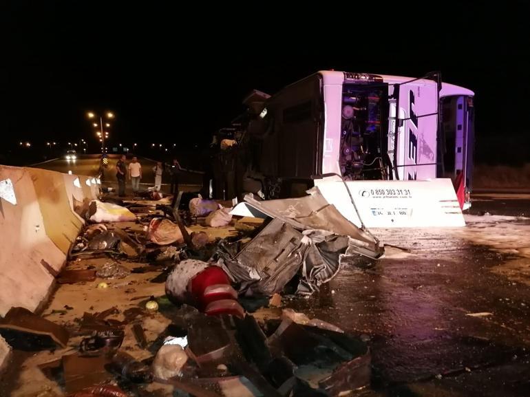 Gişelere çarpan yolcu otobüsü devrildi: 3ü ağır 40 yaralı