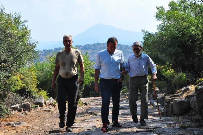 Baba-oğul, 54 yıldır antik kent Aigaiyi koruyor