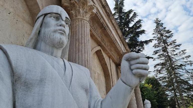 Selçuklu dönemini temsil eden asker heykelinin mızrağı çalındı