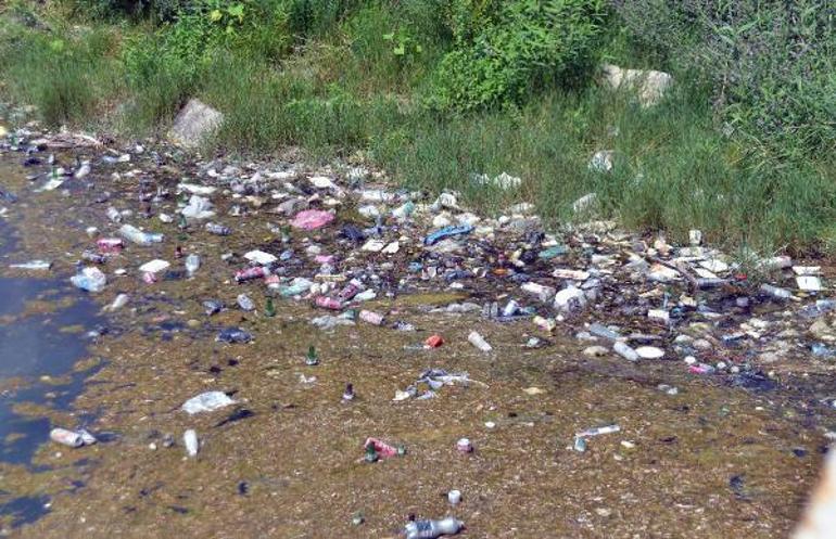 Seyhan Nehri, plastik, metal ve cam atıklarla çöplüğe döndü