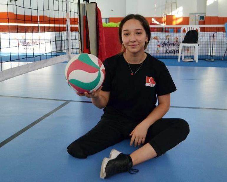 Bacağını kaybeden Ceren, ne eğitimden ne de voleyboldan koptu