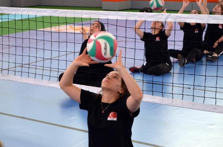 Bacağını kaybeden Ceren, ne eğitimden ne de voleyboldan koptu