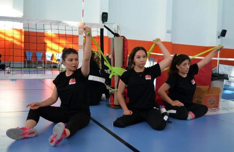 Bacağını kaybeden Ceren, ne eğitimden ne de voleyboldan koptu