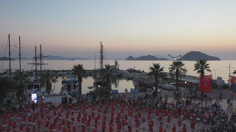 Bodrum’da toplu zeybek gösterisi havadan görüntülendi