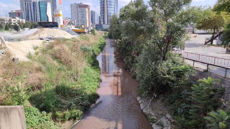 Ayamama deresi kırmızı renge büründü