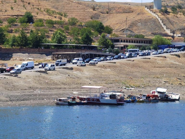 Tunceli Pertekte feribot iskelesindeki araç kuyruğu 2 kilometreyi aştı