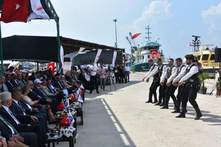 İzmirli balıkçılardan yeni av sezonu kutlaması; 500 kasa balık dağıtıldı