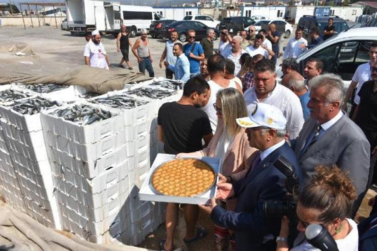 İzmirli balıkçılardan yeni av sezonu kutlaması; 500 kasa balık dağıtıldı