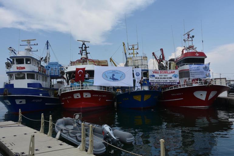 İzmirli balıkçılardan yeni av sezonu kutlaması; 500 kasa balık dağıtıldı