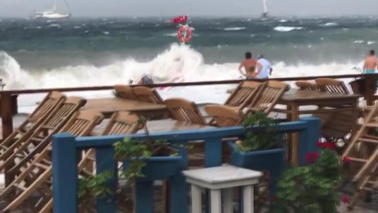 Kuvvetli rüzgarda batan sandalları kurtarmaya çalıştılar; o anlar kamerada