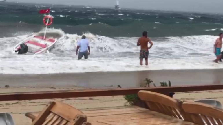 Kuvvetli rüzgarda batan sandalları kurtarmaya çalıştılar; o anlar kamerada