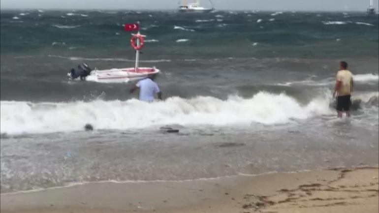 Kuvvetli rüzgarda batan sandalları kurtarmaya çalıştılar; o anlar kamerada