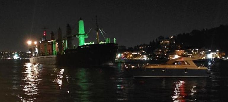 Bebekte kargo gemisi karaya oturdu