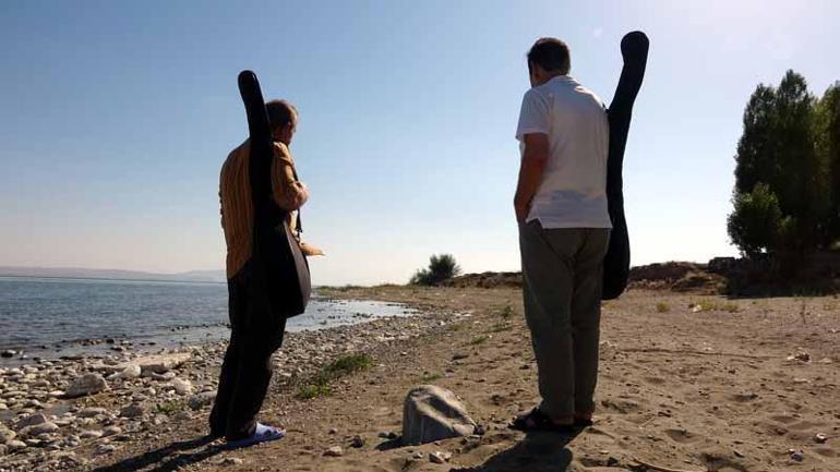Ozanlar Sıfır Atık projesine destek için Van Gölünde atıştı