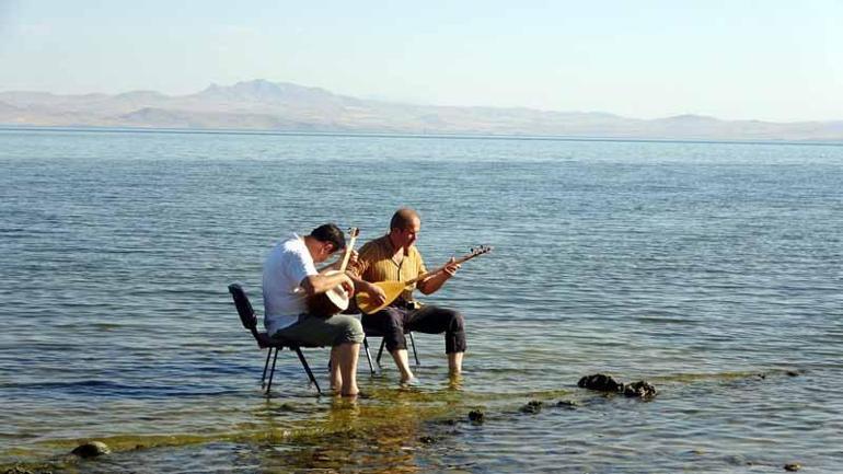 Ozanlar Sıfır Atık projesine destek için Van Gölünde atıştı