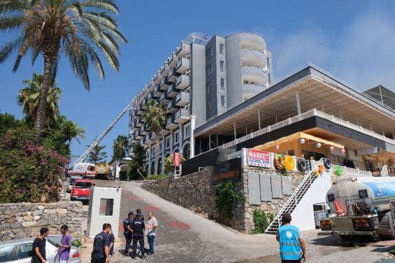 Alanyada 5 yıldızlı otelin çatısı, alev alev yandı