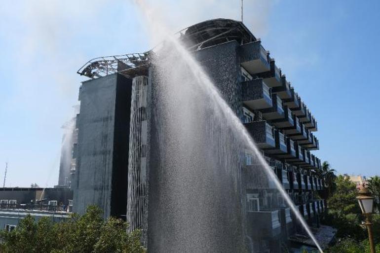 Alanyada 5 yıldızlı otelin çatısı, alev alev yandı