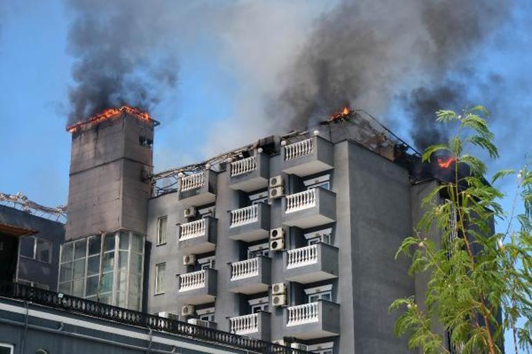 Alanyada 5 yıldızlı otelin çatısı, alev alev yandı