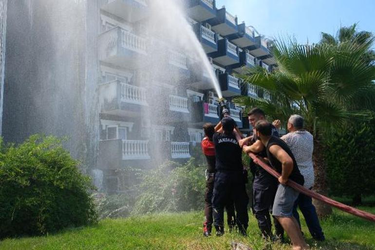 Alanyada 5 yıldızlı otelin çatısı, alev alev yandı