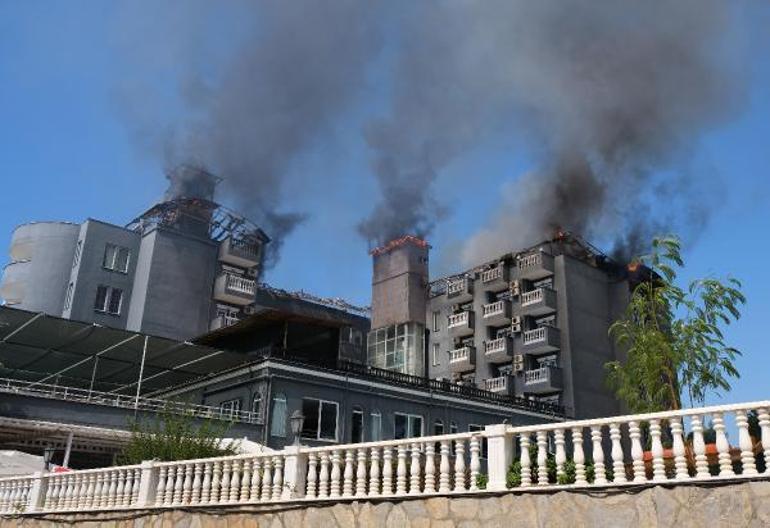 Alanyada 5 yıldızlı otelin çatısı, alev alev yandı