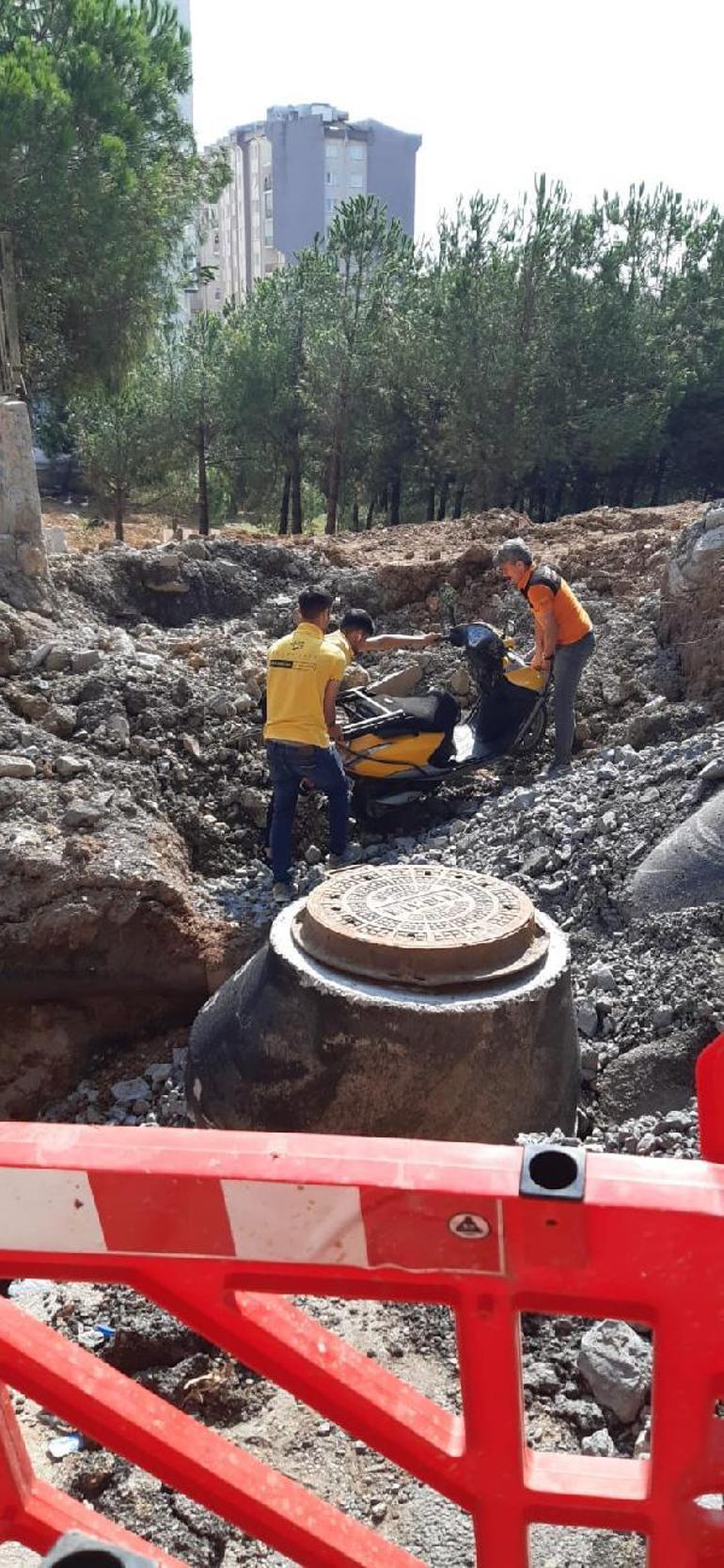 Kartal’da İSKİ kanalına düşen motosikletli kurye yaralandı